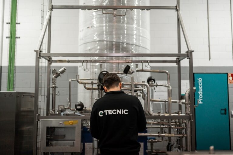 Um Trabalhador Inspeciona Equipamentos Industriais Em Uma Instalacao H9iqfHWSUXA