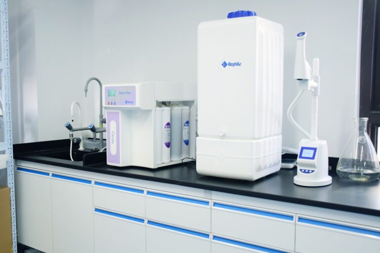 Aquecedor De Agua Branco Na Pia Ceramica Branca QJmcc6i8xAc