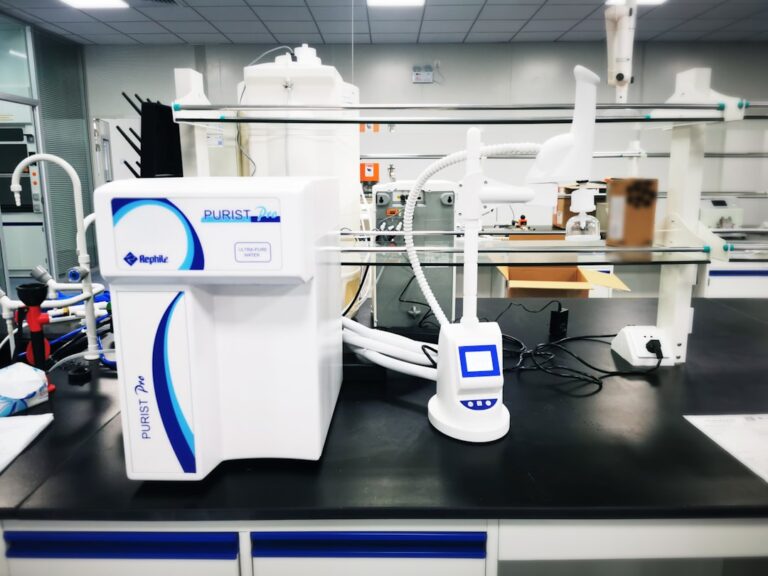 Um Laboratorio Com Um Monte De Equipamentos Nele 3xKL4B_9mik