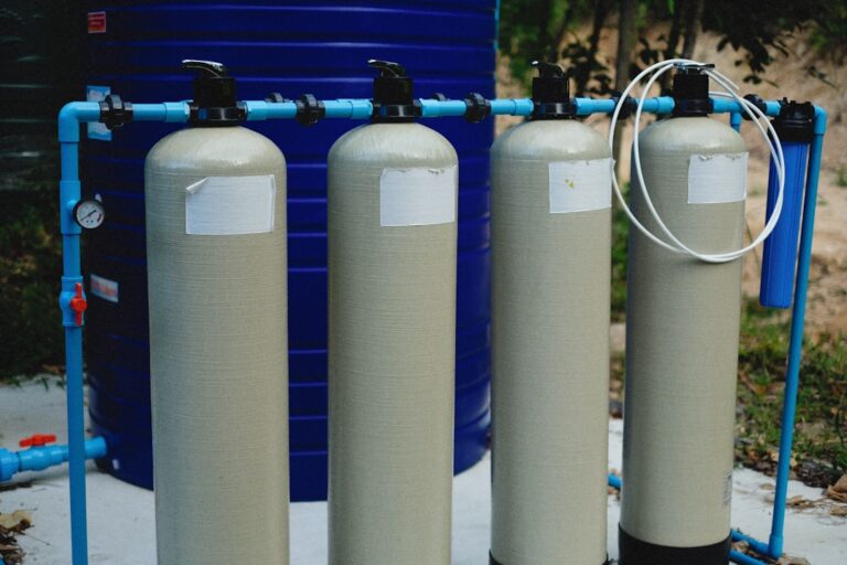 Um Par De Tanques De Agua Sentados Um Ao Lado Do Outro WzcyEpk2eWw