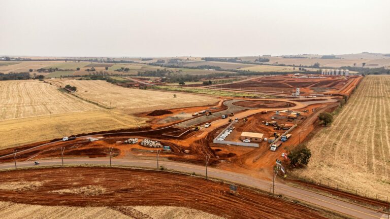 Aerial view of a construction site in Londrina, Brazil, showcasing rural development.